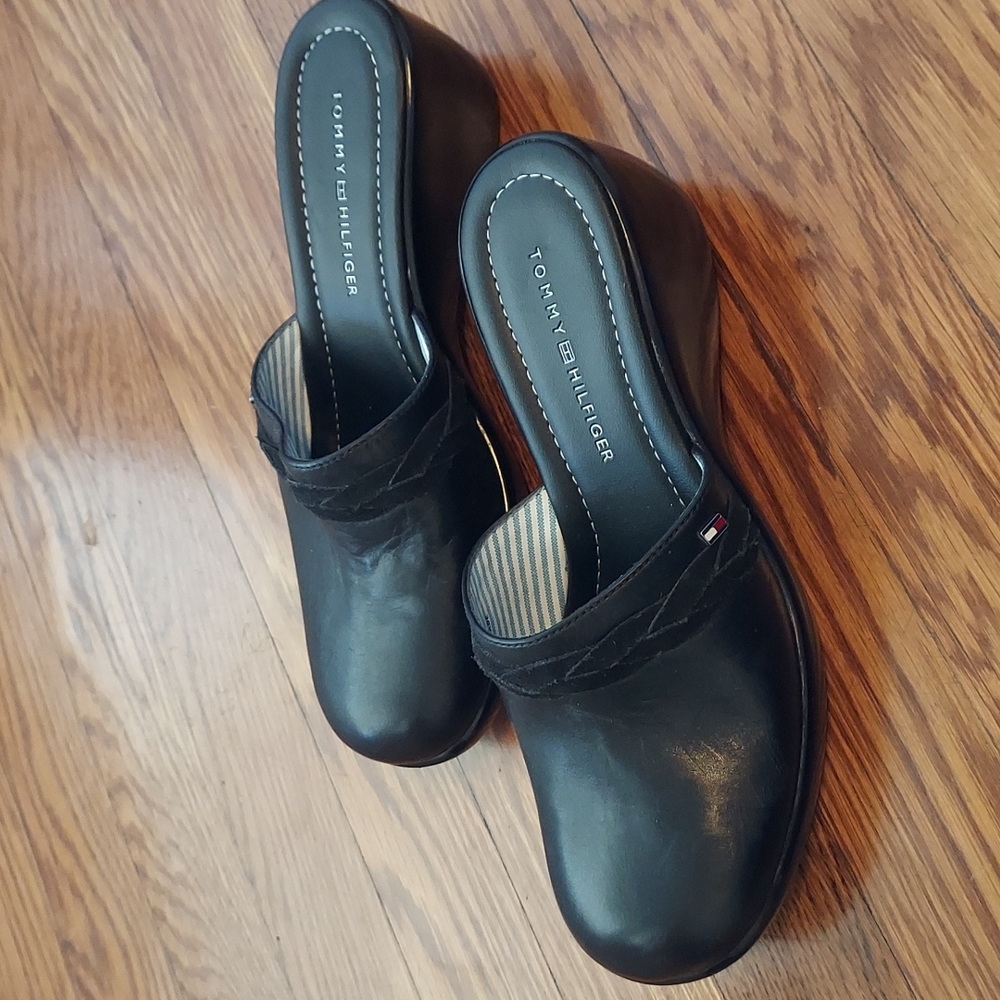 Tommy slide ons